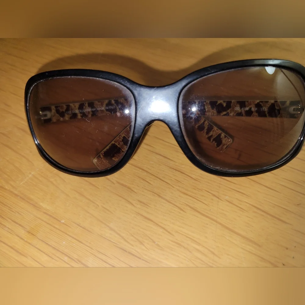 D&G Sunglasses in black w leopard inside - Picture 4 of 7
